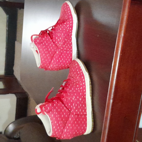 Nike hidden heel shoes. Red and white in excellent used shoes - Picture 4 of 5